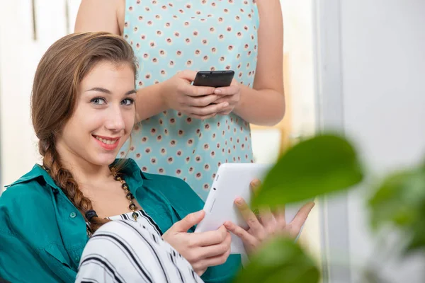 Mujer Joven Con Una Trenza Usando Una Tableta — Foto de Stock