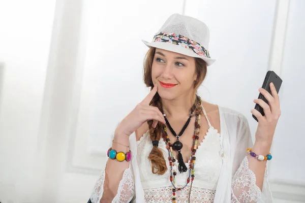 Bir Akıllı Telefon Ile Güzel Hippi Kız Portresi — Stok fotoğraf
