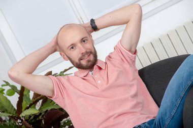 bir sakallı bir genç gülümseyen adam portresi