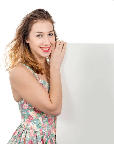 Feliz Sonriente Joven Mostrando Vacío Letrero Blanco Con Copyspace — Foto de Stock