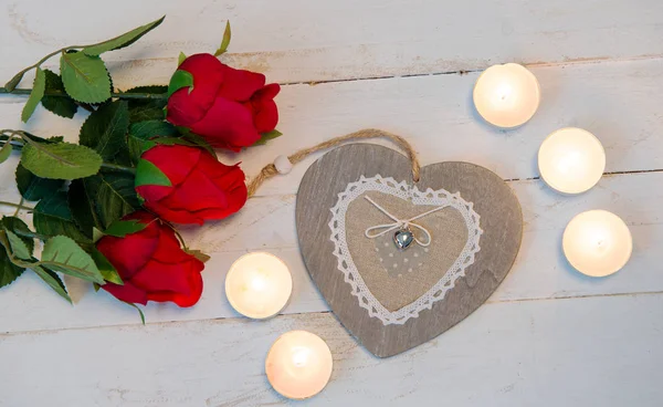 一个浪漫的概念 三朵红玫瑰 心和蜡烛 — 图库照片