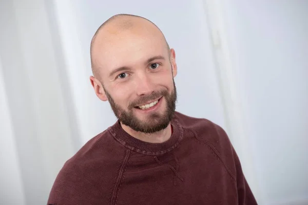 Retrato Joven Sonriente Con Barba — Foto de Stock