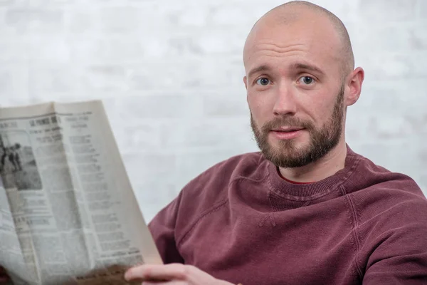 Joven Con Barba Leyendo Periódico — Foto de Stock