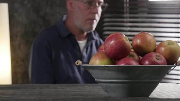 Lezzetli Organik Kırmızı Elma Bir Elma Alarak Arka Planda Adam — Stok video
