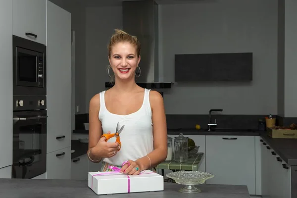 Schöne Junge Blonde Frau Mit Einer Schachtel Kuchen Der Küche — Stockfoto
