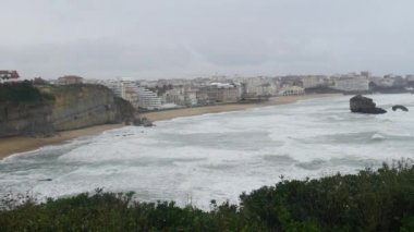 (Bask, Fransa öder) ünlü Biarritz beach ile okyanus dalgaları, kötü hava