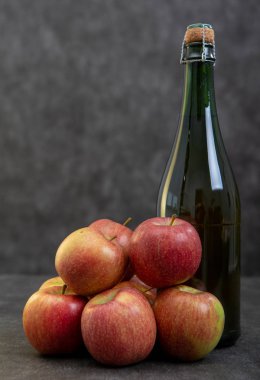 bir şişe şarabı ve güzel organik elma