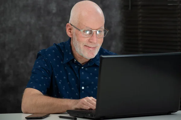 Homme Mûr Avec Une Barbe Une Chemise Bleue Dans Bureau — Photo