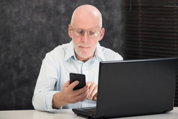 Homme Mûr Avec Une Barbe Une Chemise Bleue Dans Bureau — Photo