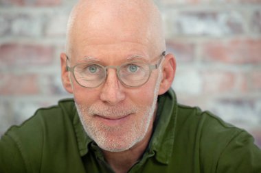 sakal ve gözlük ile üst düzey bir adam portresi