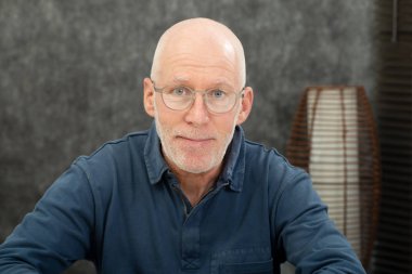 sakal ve gözlük ile üst düzey bir adam portresi