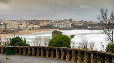 (Bask, Fransa öder) ünlü Biarritz beach ile okyanus dalgaları, kötü hava
