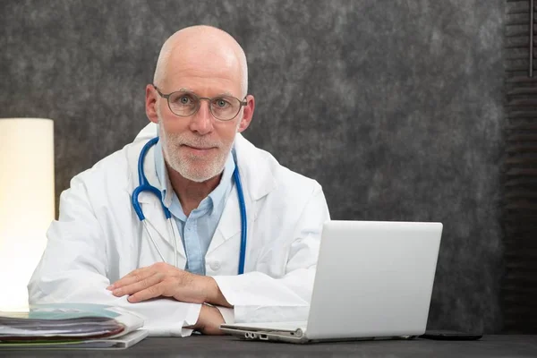 Portrait Médecin Chevronné Assis Dans Cabinet Médical — Photo