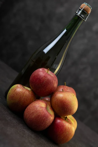 Una Botella Sidra Hermosas Manzanas Orgánicas —  Fotos de Stock