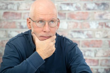 sakal ve gözlük ile üst düzey bir adam portresi