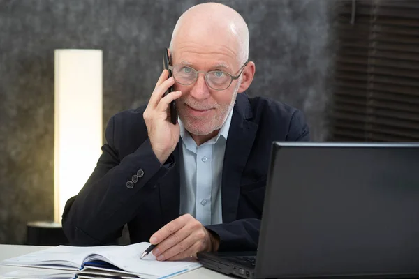 Ofis Telefonuyla Konuşan Sakallı Olgun Adamı — Stok fotoğraf