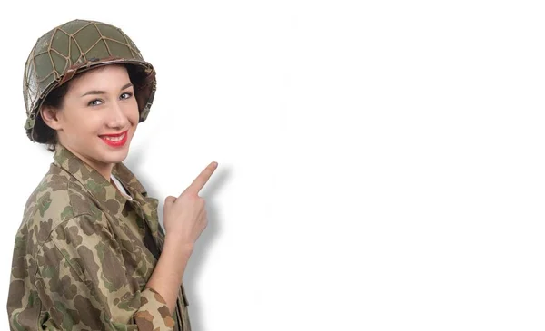 Ganska Ung Kvinna Klädd Andra Världskriget Militär Uniform Med Hjälm — Stockfoto