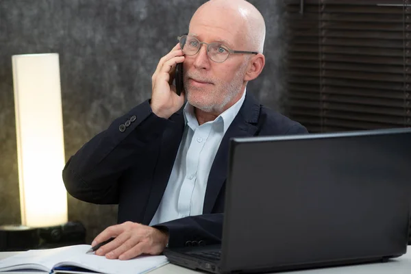 Reifer Geschäftsmann Mit Bart Telefoniert Büro — Stockfoto