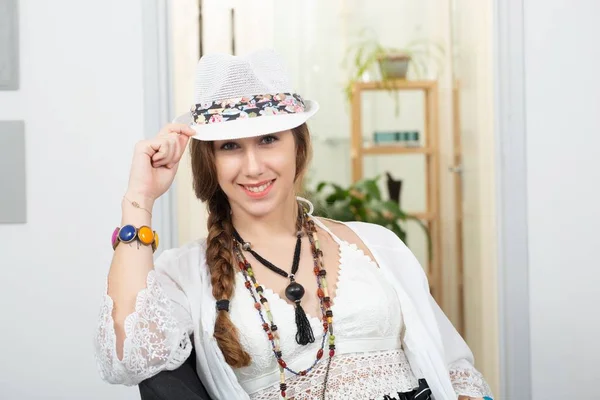 Retrato Una Hermosa Chica Hippie Con Sombrero Verano —  Fotos de Stock