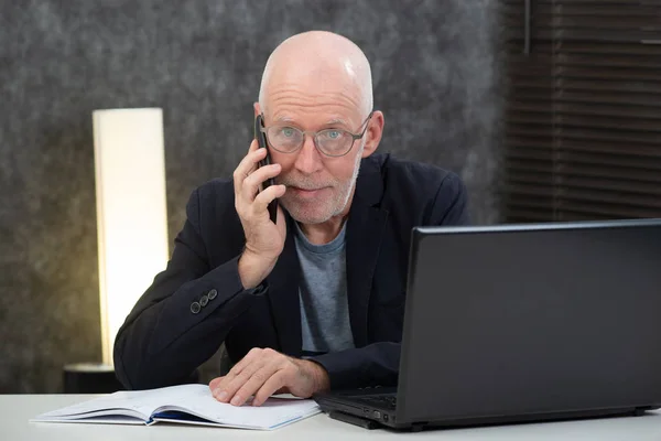 Ofiste Bir Telefon Ile Konuşurken Sakallı Olgun Adamı — Stok fotoğraf