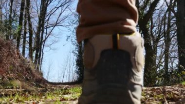 arkadan görünüşü yolda yürüyen bir uzun yürüyüşe çıkan kimse kadın