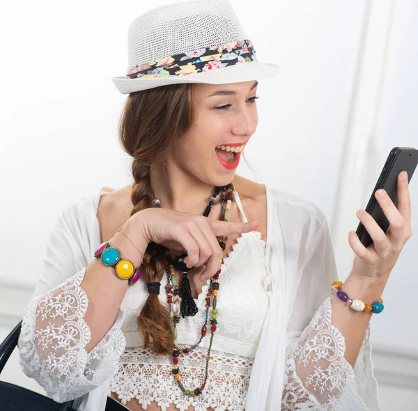 Porträt Eines Schönen Hippie Mädchens Mit Smartphone — Stockfoto