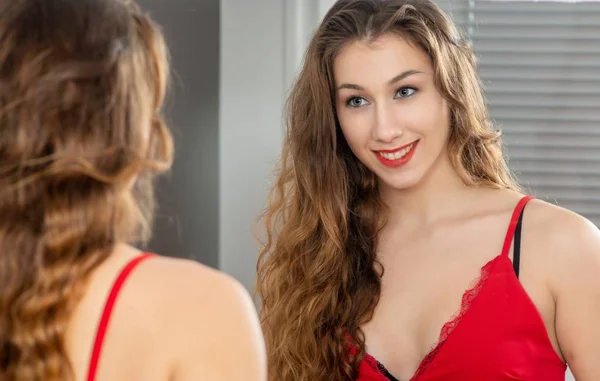 Une Jeune Femme Souriante Qui Maquille Dans Miroir — Photo