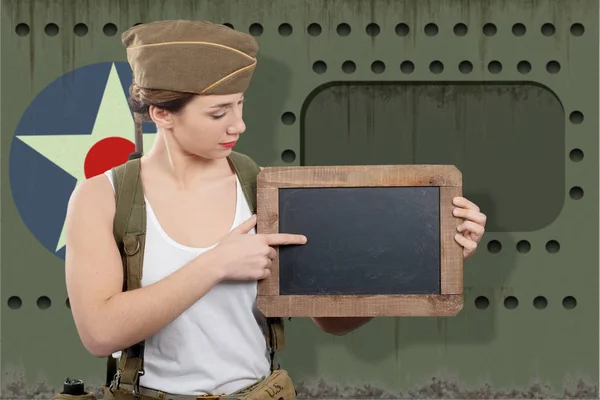 Νεαρή Γυναίκα Ντυμένος Στρατιωτική Στολή Του Παγκοσμίου Πολέμου Καπάκι Δείχνει — Φωτογραφία Αρχείου