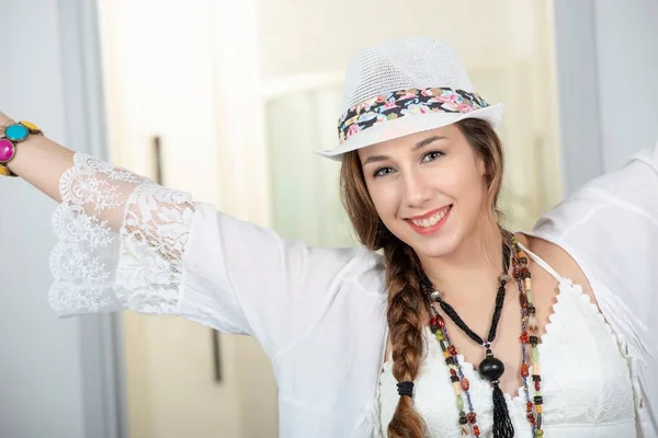 Retrato Una Hermosa Chica Hippie Con Sombrero Verano —  Fotos de Stock