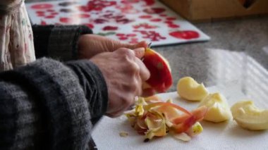 bir elma soyma kadın yakın çekim