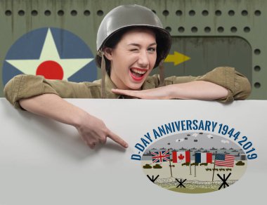genç bir kadın giyinmiş kask gösteren tabela ile 75 ile İkinci Dünya Savaşı askeri üniformalı D-Day yıldönümü th