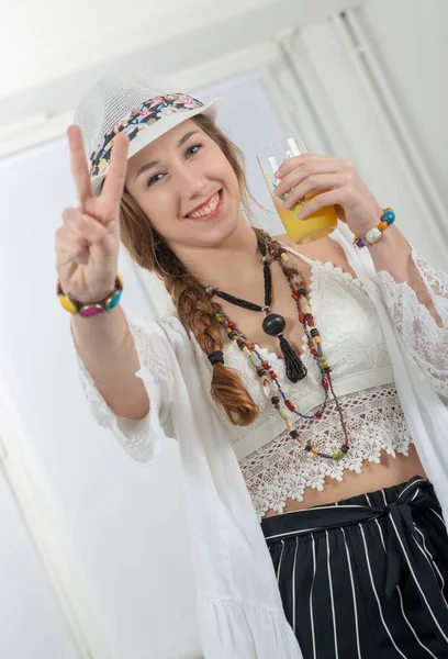 Ganska Ung Kvinna Med Sommar Hatt Dricker Ett Glas Apelsinjuice — Stockfoto