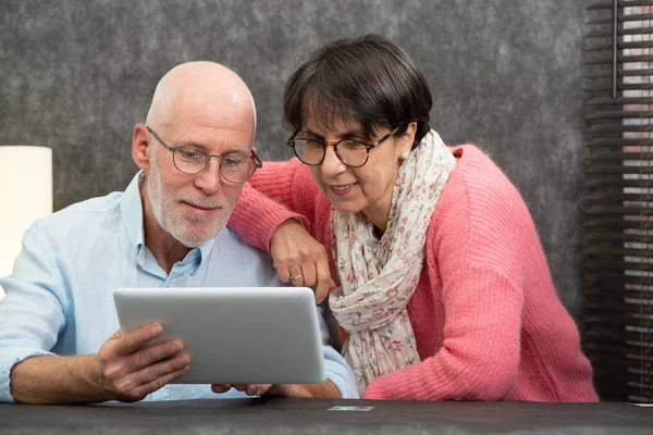 Szczęśliwa Para Starszy Przy Użyciu Cyfrowego Tabletu — Zdjęcie stockowe