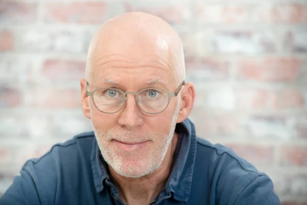 Portret Van Een Senior Man Met Een Baard Glazen — Stockfoto