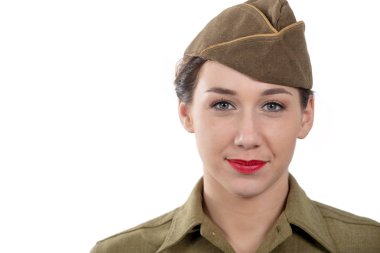 İkinci Dünya Savaşı içinde oldukça genç bir kadın üniforma bize beyaz arka plan üzerinde garrison kapaklı