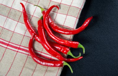 vintage damalı peçeteye kırmızı biber