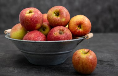 Lezzetli kırmızı elmalar eski metal bir küvette