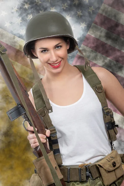 Bonita Jovem Mulher Vestida Com Uniforme Militar Wwii Com Capacete — Fotografia de Stock