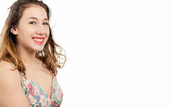 Eine Attraktive Junge Lächelnde Frau Isoliert Auf Weißem Hintergrund — Stockfoto