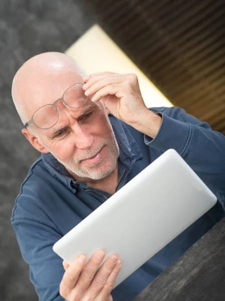 Homem Sênior Usando Tablet Ele Está Tendo Dificuldades Problemas Visão — Fotografia de Stock