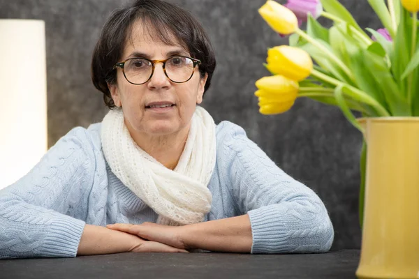 Retrato Una Atractiva Morena Mayor Con Gafas Sentada — Foto de Stock