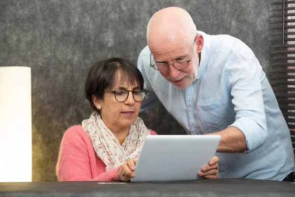 Happy Senior Couple Using Digital Tablet — Stock Photo, Image