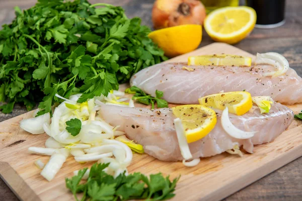 Frischer Fisch Rohe Kabeljaufilets Mit Zusatz Von Kräutern Und Zitrone — Stockfoto