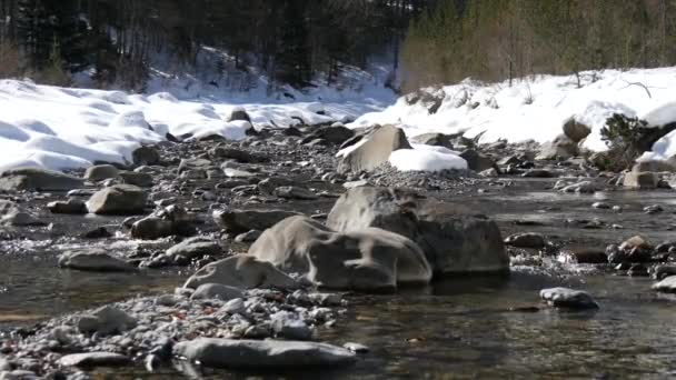 Fluss Den Verschneiten Bergen — Stockvideo