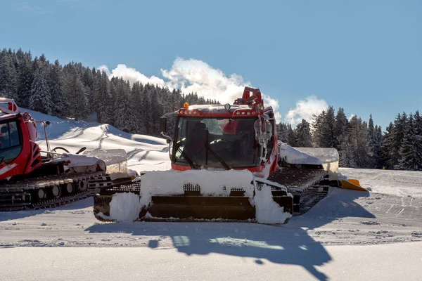 Soğuk kış günü dağda Snowcat — Stok fotoğraf