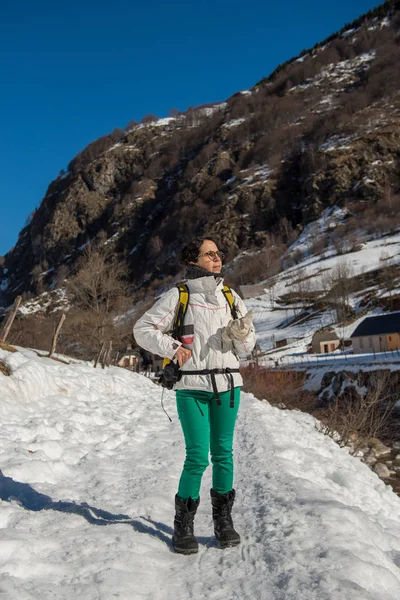 Hiker mogen kvinna i snön — Stockfoto