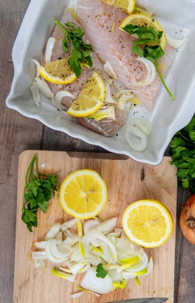 Frischer Fisch, rohe Kabeljaufilets mit Zusatz von Kräutern und Zitrone — Stockfoto