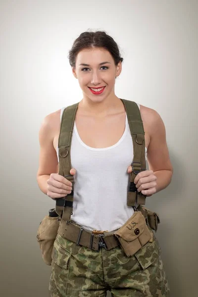 Mooie jonge vrouw gekleed in wwii Amerikaanse militaire uniform — Stockfoto