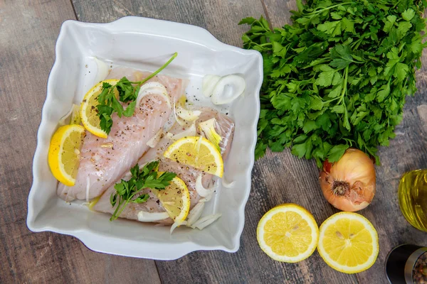 Frischer Fisch, rohe Kabeljaufilets mit Zusatz von Kräutern und Zitrone — Stockfoto