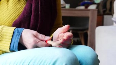 kadın el bir tahta kaşık ile müzik kapatmak